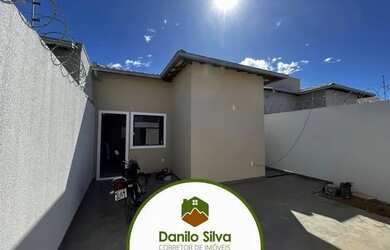 Imagem: A casa possui 3 Dormitórios, 2 Banheiros, 2 Vagas na garagem