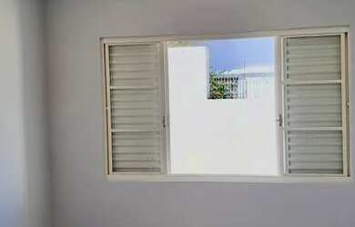 Imagem: A casa possui 4 Dormitórios, 2 Banheiros, 3 Vagas na garagem