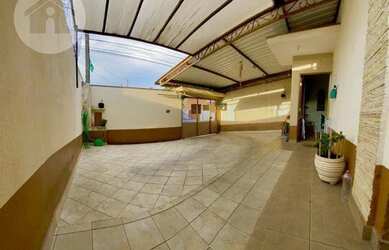 Imagem: A casa possui 3 Dormitórios, 3 Banheiros, 2 Vagas na garagem