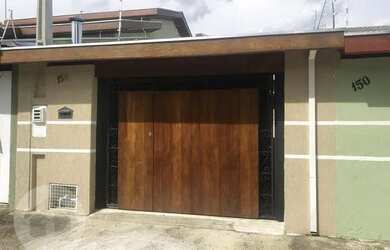 Imagem: A casa possui 2 Dormitórios, 1 Banheiro, 2 Vagas na garagem