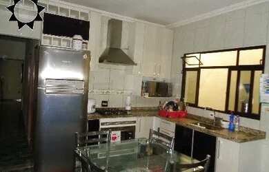 Imagem: A casa possui 3 Dormitórios, 1 Banheiro, 1 Vaga na garagem