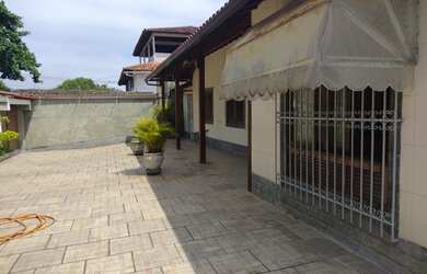 Imagem: A casa possui 3 Dormitórios, 3 Banheiros, 1 Vaga na garagem