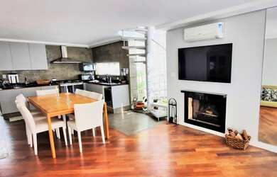 Imagem: A casa possui 3 Dormitórios, 4 Banheiros, 3 Vagas na garagem