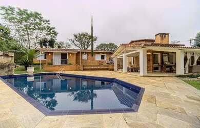 Imagem: A casa possui 3 Dormitórios, 5 Banheiros, 468m² de Área e