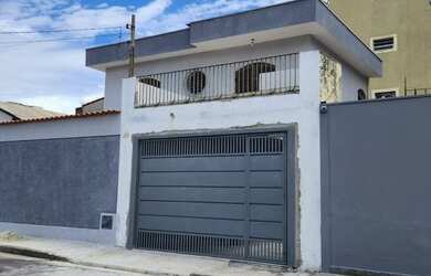 Imagem: A casa possui 3 Dormitórios, 3 Banheiros, 2 Vagas na garagem