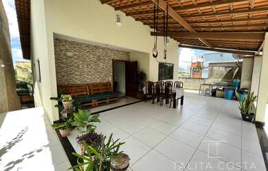 Imagem: A casa possui 3 Dormitórios, 2 Banheiros, 2 Vagas na garagem