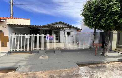 Imagem: A casa possui 4 Dormitórios, 2 Banheiros e 200m² de Área