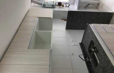 Imagem: O apartamento possui 2 Dormitórios, 1 Banheiro, 1 Vaga na garagem