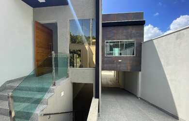 Imagem: A casa possui 3 Dormitórios, 3 Banheiros, 4 Vagas na garagem