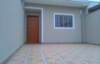 Imagem: A casa possui 2 Dormitórios, 1 Banheiro, 2 Vagas na garagem