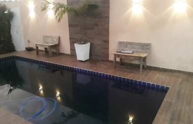 Imagem: A casa possui 2 Dormitórios, 2 Banheiros, 2 Vagas na garagem