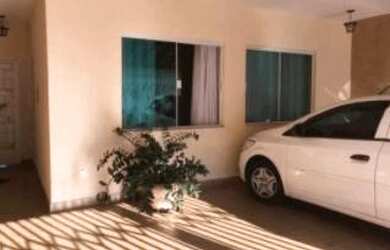 Imagem: A casa possui 3 Dormitórios, 4 Banheiros, 2 Vagas na garagem