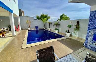 Imagem: A casa possui 4 Dormitórios, 5 Banheiros, 4 Vagas na garagem