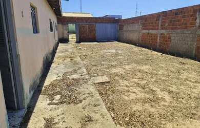 Imagem: A casa possui 2 Dormitórios, 2 Banheiros, 2 Vagas na garagem