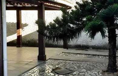 Imagem: A casa possui 3 Dormitórios, 1 Banheiro, 1 Vaga na garagem