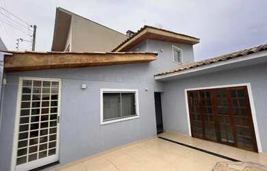 Imagem: A casa possui 3 Dormitórios, 2 Banheiros, 1 Vaga na garagem