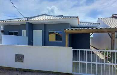 Imagem: A casa possui 3 Dormitórios, 1 Banheiro, 2 Vagas na garagem