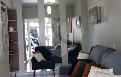 Imagem: A casa possui 2 Dormitórios, 1 Banheiro, 2 Vagas na garagem