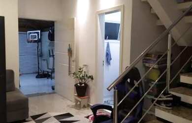 Imagem: A casa possui 3 Dormitórios, 2 Banheiros, 5 Vagas na garagem