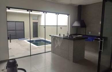 Imagem: A casa possui 3 Dormitórios, 4 Banheiros, 4 Vagas na garagem