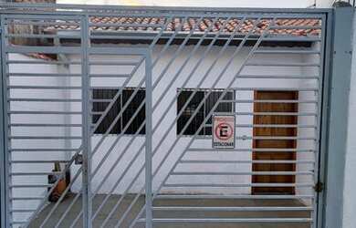 Imagem: A casa possui 2 Dormitórios, 1 Banheiro, 1 Vaga na garagem