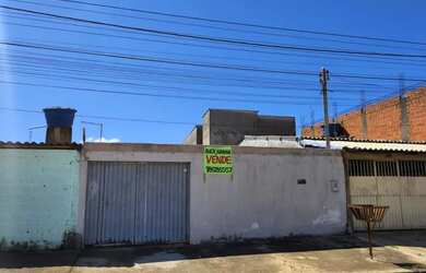 Imagem: A casa possui 2 Dormitórios, 1 Banheiro, 2 Vagas na garagem