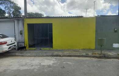 Imagem: A casa possui 2 Dormitórios, 1 Banheiro, 1 Vaga na garagem