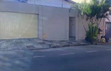 Imagem: A casa possui 2 Dormitórios, 2 Banheiros, 2 Vagas na garagem