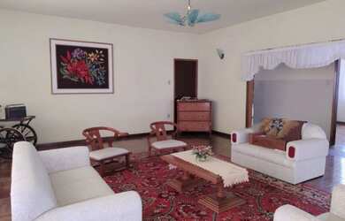 Imagem: A casa possui 5 Dormitórios, 2 Banheiros, 2 Vagas na garagem