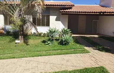 Imagem: A casa em condomínio possui 3 Dormitórios, 1 Banheiro, 2 Vagas