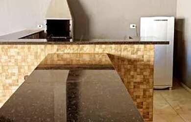 Imagem: A casa possui 1 Dormitório, 4 Banheiros, 5 Vagas na garagem