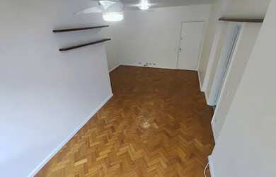 Imagem: O apartamento possui 3 Dormitórios, 1 Banheiro, 1 Vaga na garagem