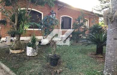 Imagem: A casa possui 4 Dormitórios, 5 Banheiros, 3 Vagas na garagem