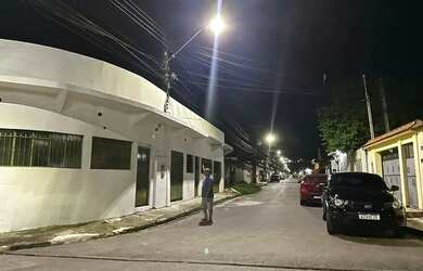 Imagem: A casa possui 4 Dormitórios, 3 Banheiros, 3 Vagas na garagem
