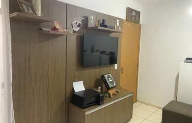 Imagem: O apartamento possui 2 Dormitórios, 1 Banheiro, 1 Vaga na garagem