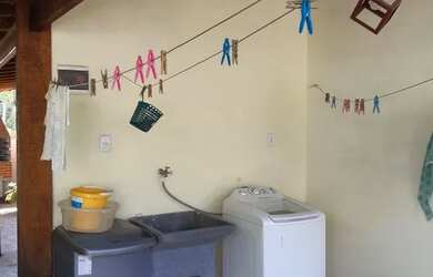 Imagem: A casa possui 2 Dormitórios, 2 Banheiros, 2 Vagas na garagem