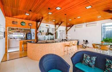 Imagem: A casa possui 3 Dormitórios, 2 Banheiros, 3 Vagas na garagem