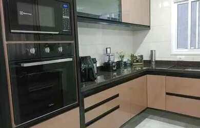 Imagem: A casa possui 2 Dormitórios, 2 Banheiros, 2 Vagas na garagem