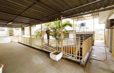 Imagem: A casa possui 5 Dormitórios, 3 Banheiros, 360m² de Área e