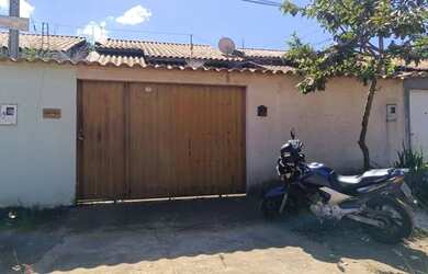 Imagem: A casa possui 2 Dormitórios, 1 Banheiro, 2 Vagas na garagem