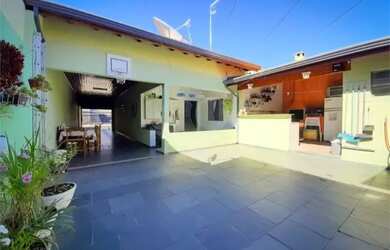 Imagem: A casa possui 3 Dormitórios, 1 Banheiro, 4 Vagas na garagem