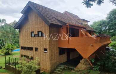 Imagem: A casa em condomínio possui 5 Dormitórios, 5 Banheiros e 485m²