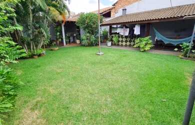 Imagem: A casa possui 3 Dormitórios, 2 Banheiros, 4 Vagas na garagem