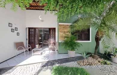 Imagem: A casa possui 3 Dormitórios, 3 Banheiros, 2 Vagas na garagem