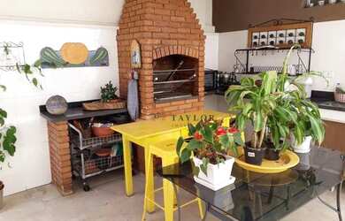 Imagem: A casa possui 3 Dormitórios, 3 Banheiros, 4 Vagas na garagem