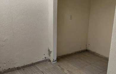 Imagem: A casa possui 1 Dormitório, 1 Banheiro, 1 Vaga na garagem