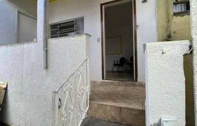 Imagem: A casa possui 3 Dormitórios, 2 Banheiros, 70m² de Área, Área