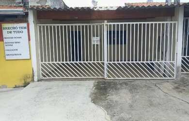 Imagem: A casa possui 2 Dormitórios, 1 Banheiro, 2 Vagas na garagem