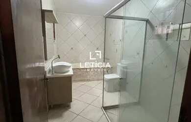 Imagem: A casa possui 3 Dormitórios, 1 Banheiro, 2 Vagas na garagem