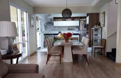 Imagem: A casa possui 3 Dormitórios, 5 Banheiros, 3 Vagas na garagem